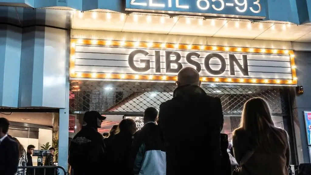 Menschen-warten-auf-der-Zeil-vor-dem-Club-Gibson-auf-Einlass