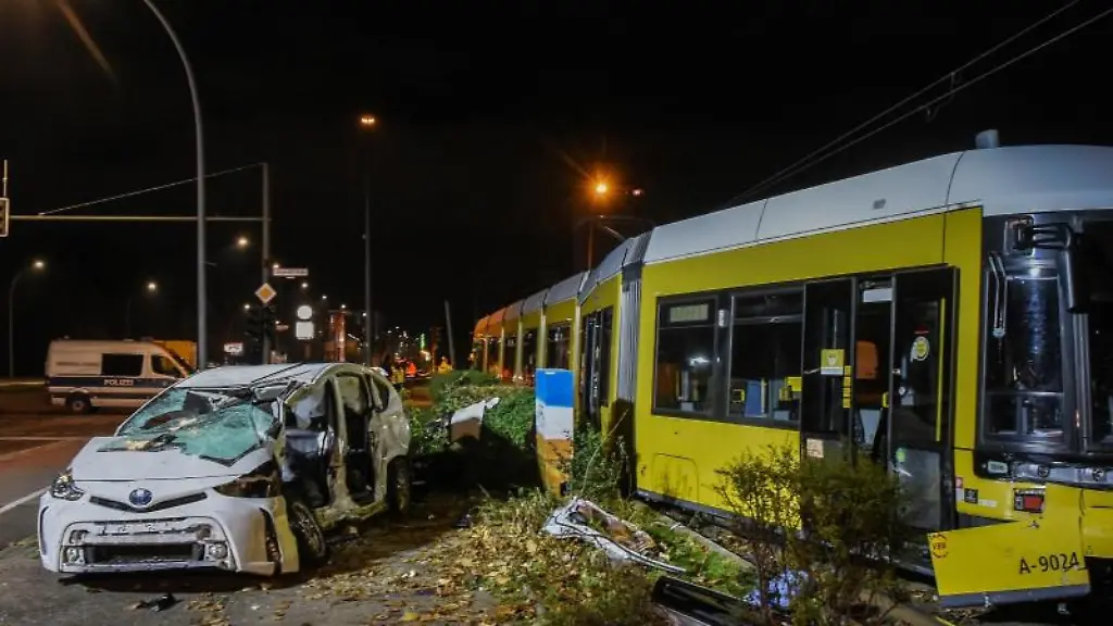 Ein-zerstoerter-Pkw-steht-neben-einer-beschaedigten-Strassenbahn