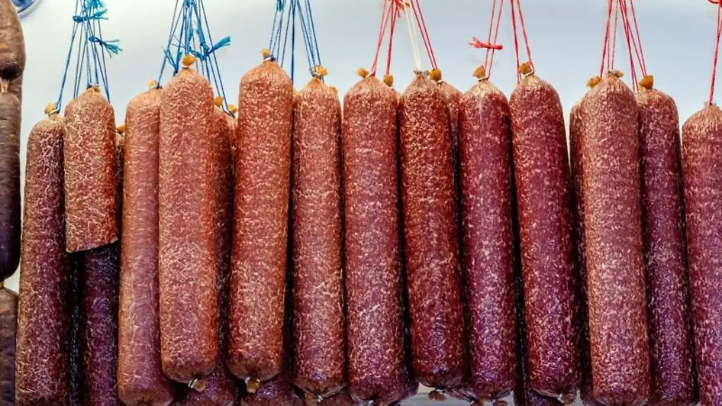 Hirschsalamis-haengen-in-einem-Verkaufswagen-der-Firma-Usedomer-Wild-an-Schnueren