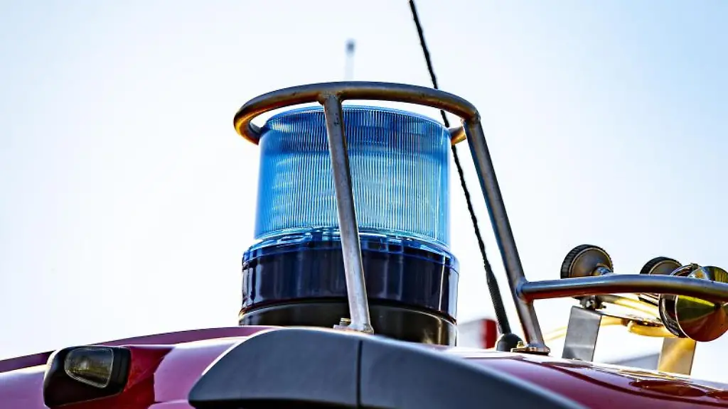 Blaulicht-auf-dem-Dach-eines-Einsatzfahrzeugs-der-Feuerwehr