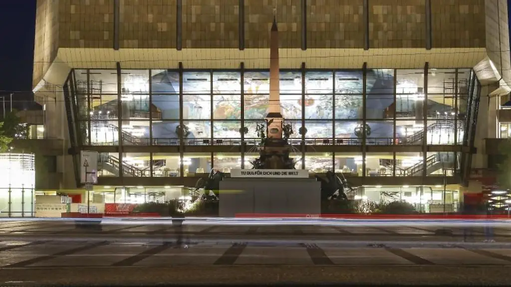 Passanten-und-Gaeste-gehen-vor-dem-Gewandhaus-zu-Leipzig-ueber-den-Augustusplatz