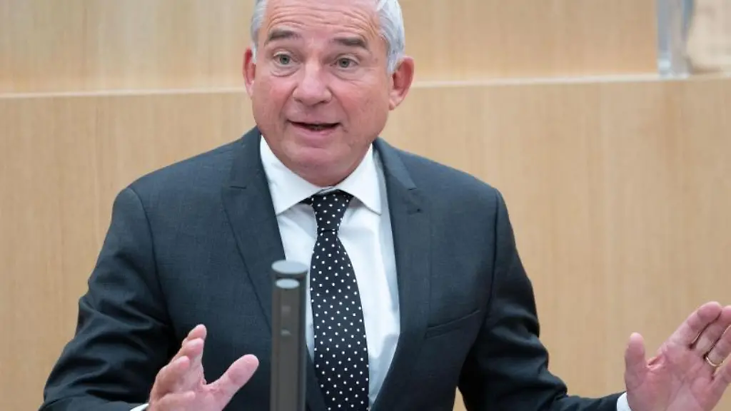 Baden-Wuerttembergs-Innenminister-Thomas-Strobl-CDU-spricht-bei-einer-Landtagssitzung