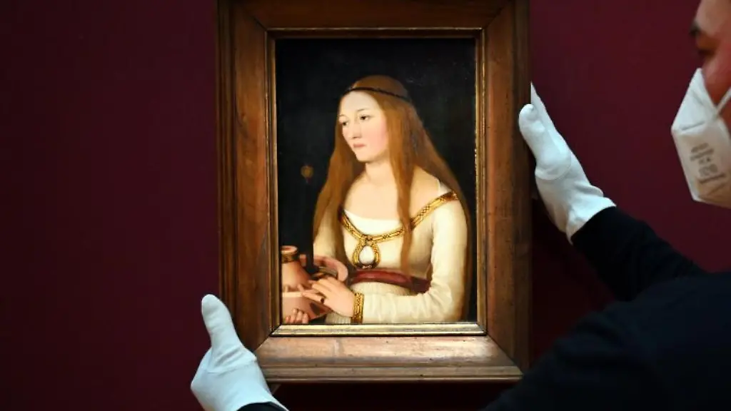 Ein-Mitarbeiter-der-Stiftung-Schloss-Friedenstein-Gotha-haengt-das-Gemaelde-Heilige-Katharina-von-Hans-Holbein-d-Ae