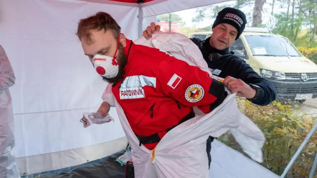 Teilnehmer-proben-am-DRK-Seminarhaus-Brainstorm-in-Schutzanzuegen-die-Evakuierung-eines-fiktiven-Urlaubspflegeheims