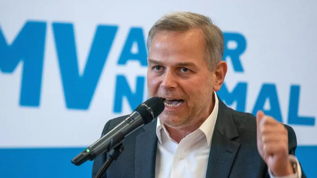 Leif-Erik-Holm-Landessprecher-der-AfD-in-MV-spricht-zu-Beginn-des-AfD-Landesparteitags