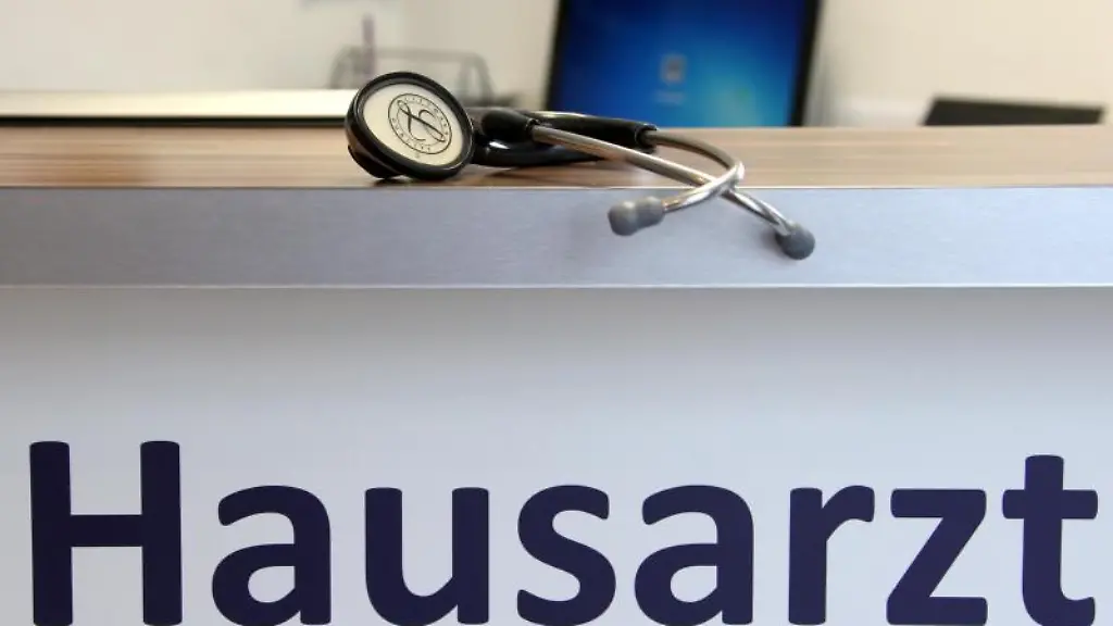 Ein-Stethoskop-liegt-in-einer-Hausarztpraxis-am-Empfang