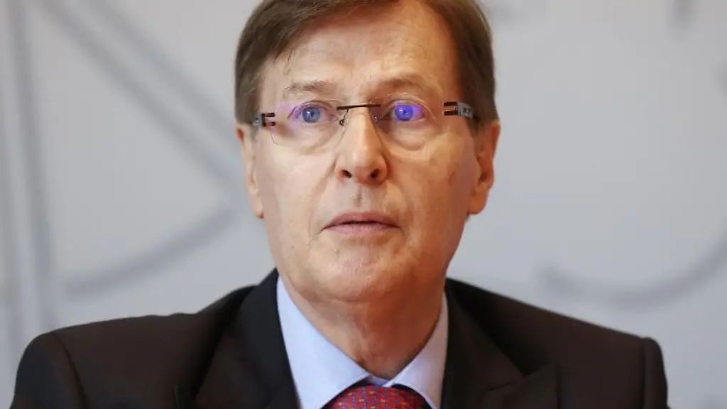 Peter-Biesenbach-CDU-Justizminister-von-Nordrhein-Westfalen-spricht-auf-einer-Pressekonferenz-im-Landtag