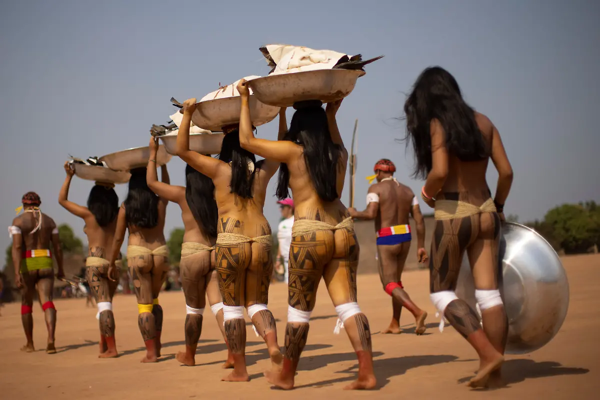 Yawalapiti-women-carry-tapioca-bread-and-fish