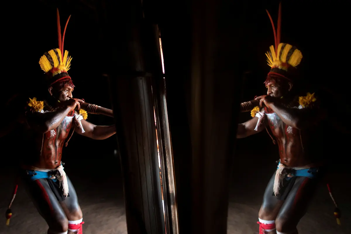 Totomai-plays-the-urua-bamboo-flute