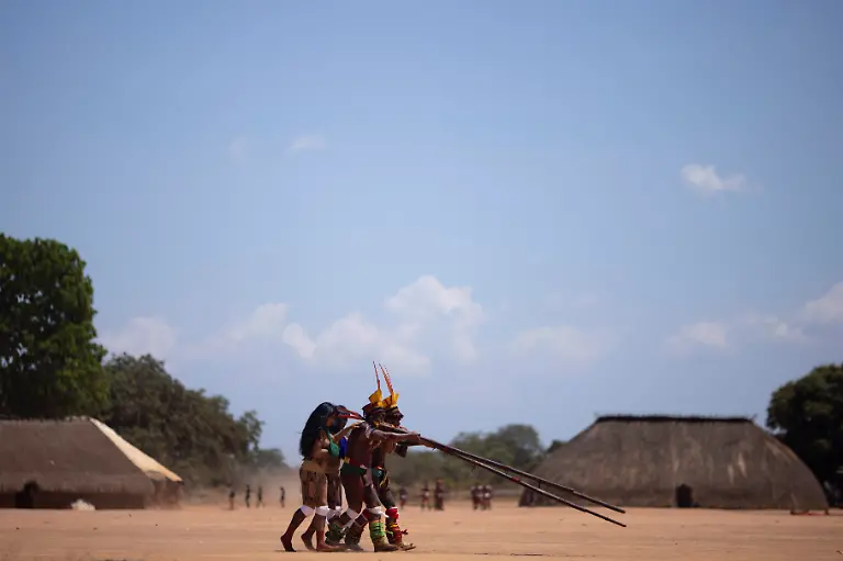 Yawalapiti-people-play-the-urua-bamboo-flute