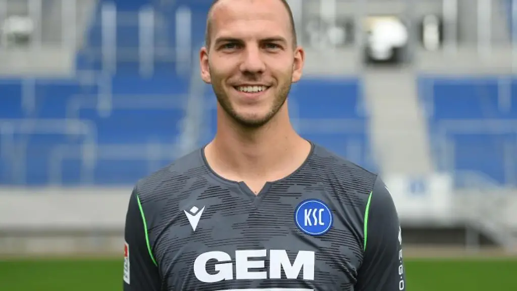 Markus-Kuster-nimmt-an-einem-Fototermin-fuer-die-Saison-2021-2022-teil