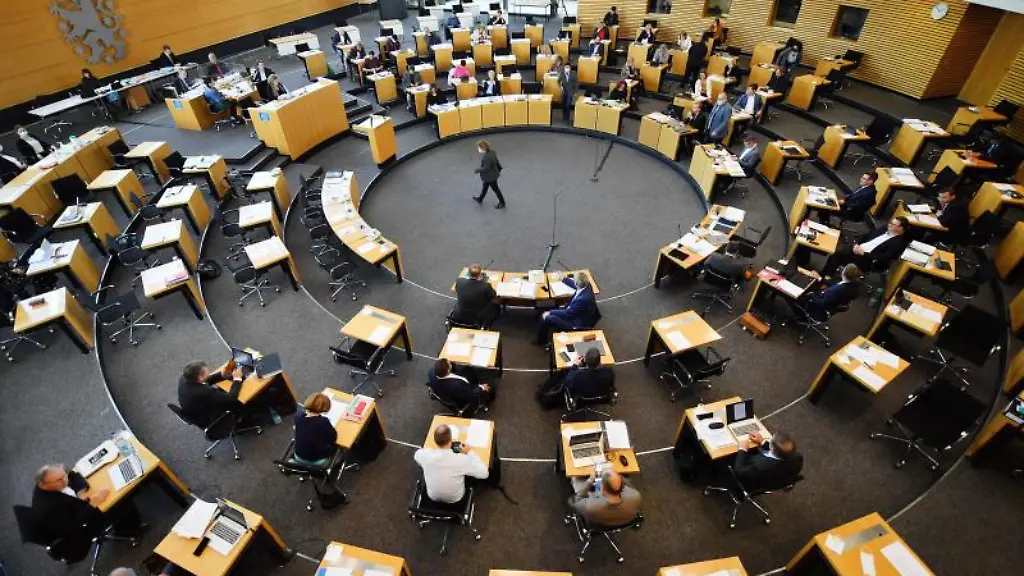 Abgeordnete-sitzen-im-Plenarsaal-des-Thueringer-Landtags