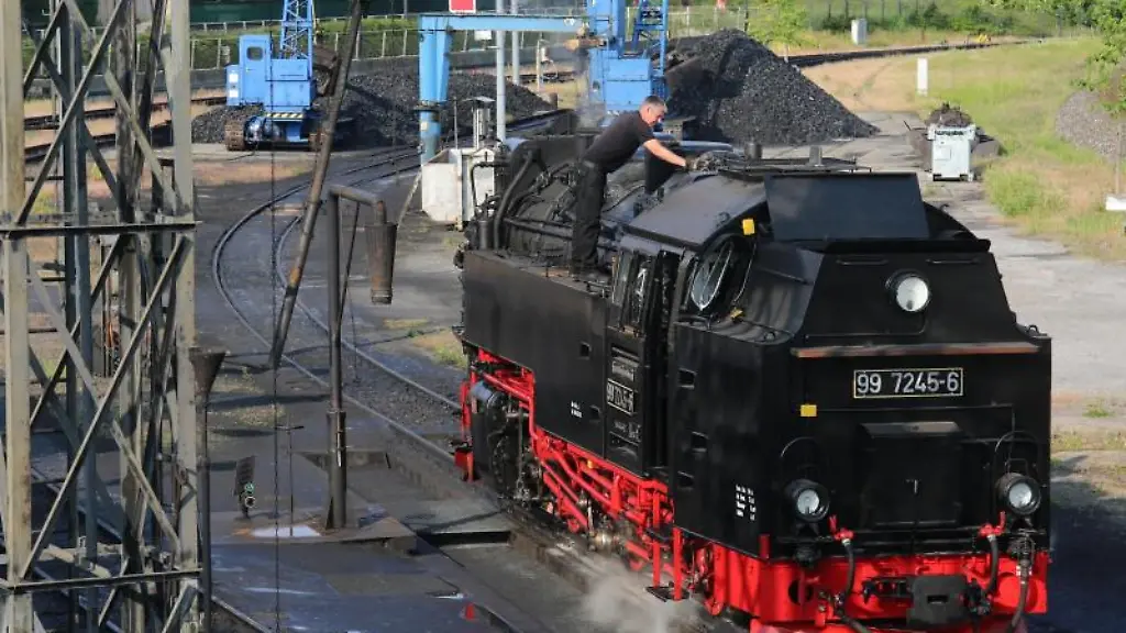 Eine-Dampflokomotive-der-Harzer-Schmalspurbahnen-HSB-faehrt-los
