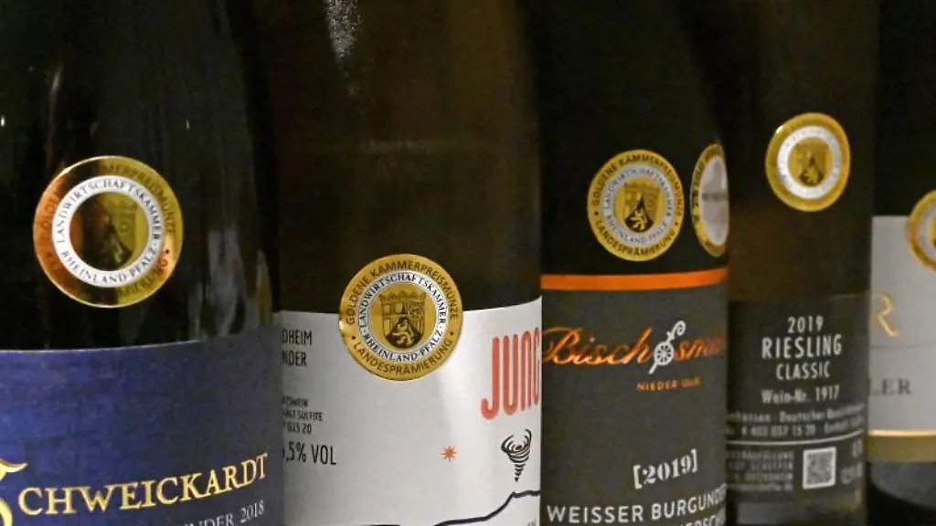 Auf-einem-Tisch-stehen-ausgezeichnete-Weine