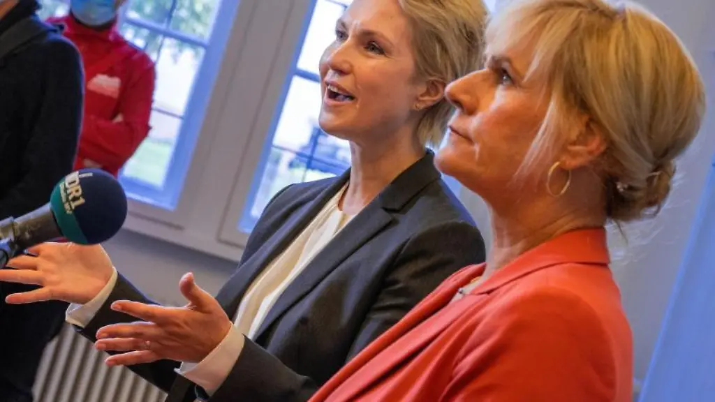 Manuela-Schwesig-SPD-l-die-Ministerpraesidentin-von-Mecklenburg-Vorpommern-und-Simone-Oldenburg-r-die-Fraktionschefin-der-Linken-im-Landtag-von-Mecklenburg-Vorpommern