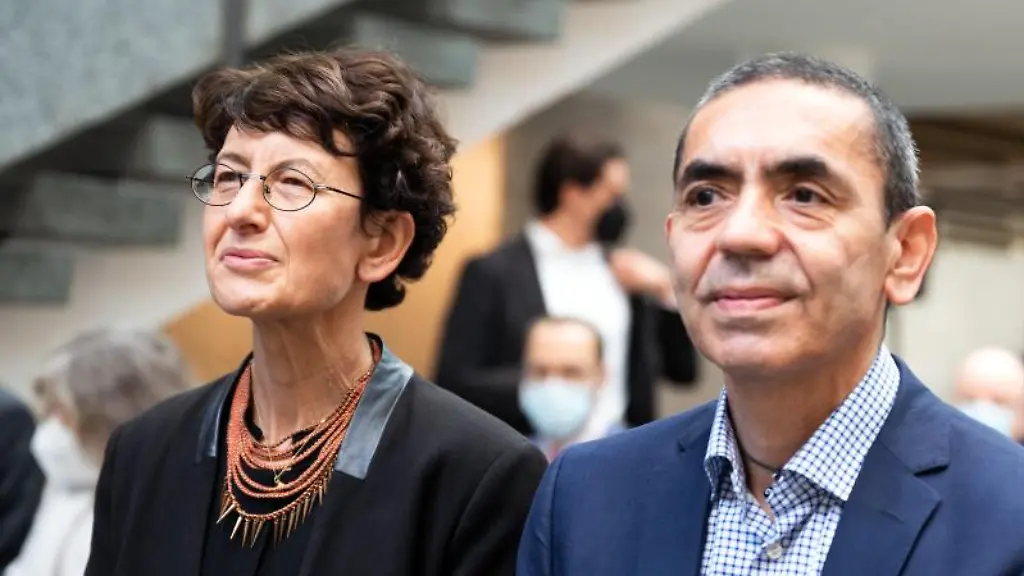 Gruenderin-Oezlem-Tuereci-und-Gruender-Ugur-Sahin-sitzen-in-der-ersten-Reihe