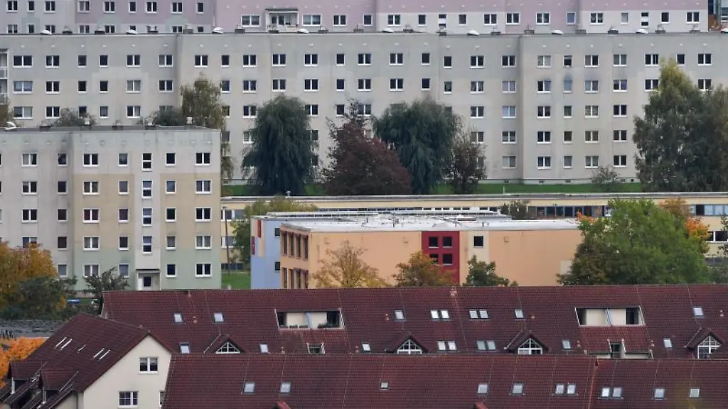 Haeuser-stehen-in-einem-Wohnviertel-nebeneinander