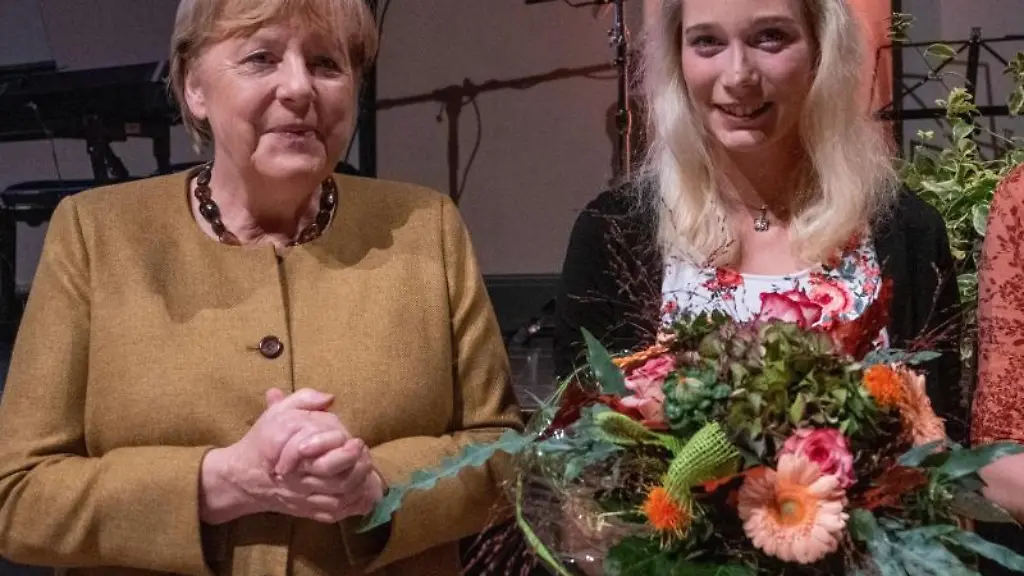 Bundeskanzlerin-Angela-Merkel-CDU-l-und-die-Sportlerin-Lindy-Ave
