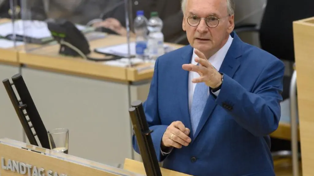 Reiner-Haseloff-CDU-Ministerpraesident-des-Landes-Sachsen-Anhalt-spricht-im-Plenarsaal-des-Landtages