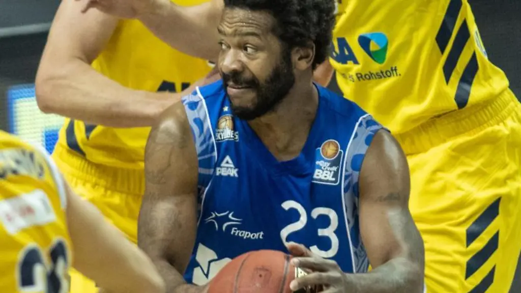 Quantez-Robertson-von-Fraport-Skyliners-haelt-den-Ball