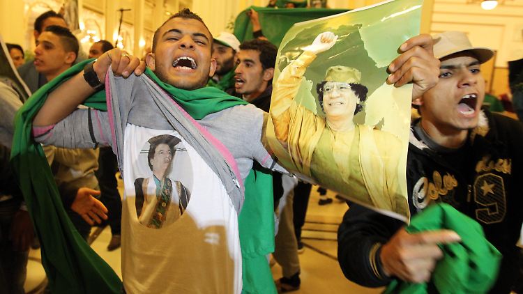 Gaddafi-Anhänger nach der UN-Entscheidung in Tripolis.