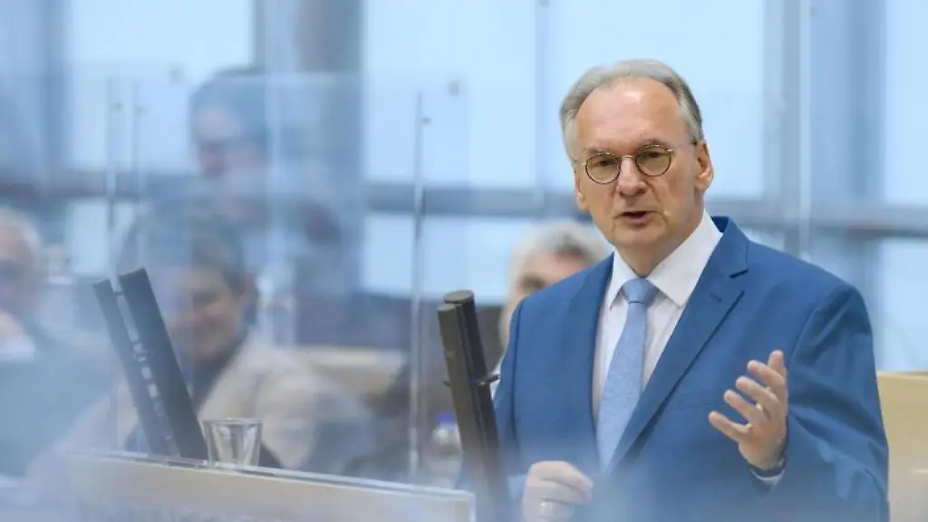 Sachsen-Anhalts-Ministerpraesident-Reiner-Haseloff-CDU-spricht-im-Plenarsaal-des-Landtags-zu-den-Abgeordneten