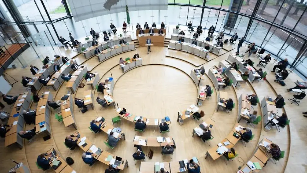 Abgeordnete-nehmen-an-einer-Plenarsitzung-im-saechsischen-Landtag-teil