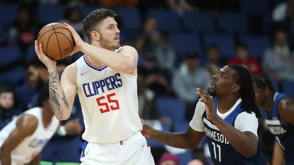 2021-10-16T095029Z-317042606-MT1USATODAY16965717-RTRMADP-3-NBA-PRESEASON-MINNESOTA-TIMBERWOLVES-AT-LOS-ANGELES-CLIPPERS