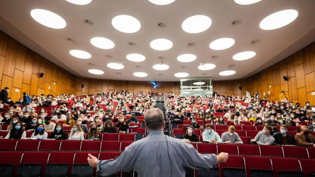 Dozent-Florian-Leydecker-spricht-in-der-Vorlesung-in-der-Universitaet-Hannover