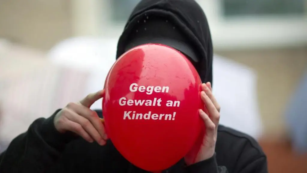 Einen-Luftballon-mit-der-Aufschrift-Gegen-Gewalt-an-Kindern