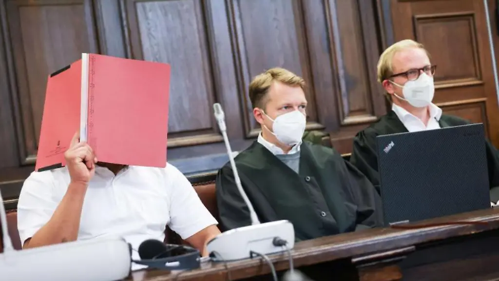 Der-Angeklagte-l-sitzt-zu-Beginn-des-Prozesses-neben-seinen-Anwaelten