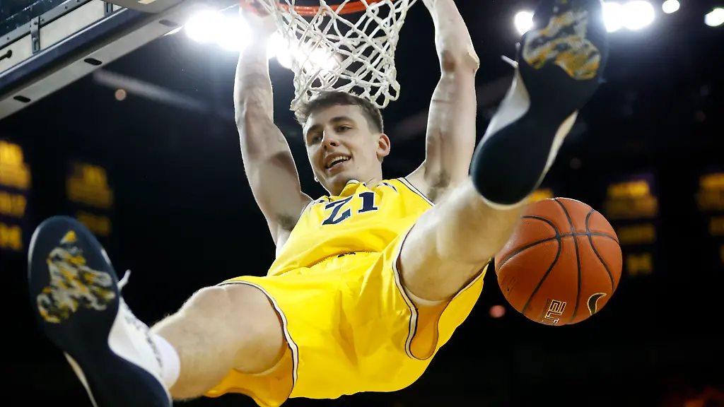 2020-03-06T003114Z-1372793793-NOCID-RTRMADP-3-NCAA-BASKETBALL-NEBRASKA-AT-MICHIGAN