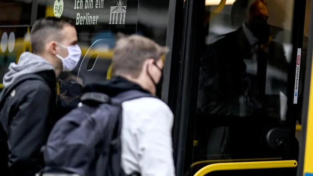 Fahrgaeste-mit-Mund-Nasen-Bedeckung-steigen-in-eine-Bus-ein