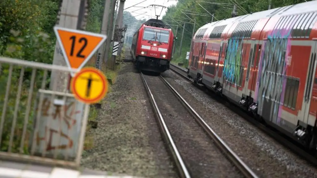 Ein-Zug-der-Deutschen-Bahn-faehrt-im-Bahnhof-ein