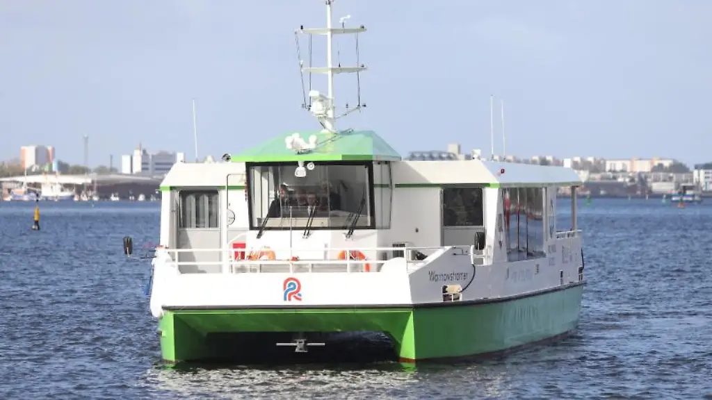 Die-Warnowstromer-steuert-kurz-vor-der-Taufe-ihren-Liegeplatz-an