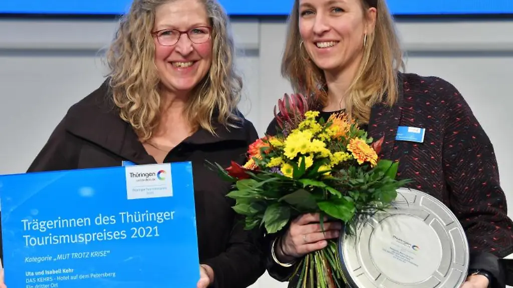 Ute-l-und-Isabell-r-Kehr-mit-ihrem-Tourismuspreis-2021-in-der-Kategorie-Mut-trotz-Kriese