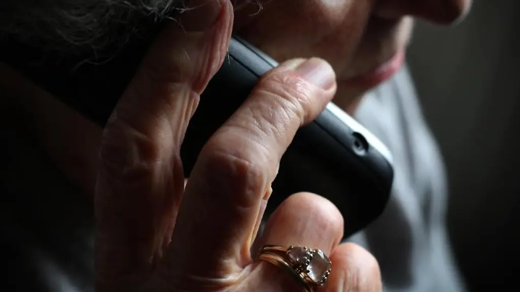Eine-aeltere-Frau-telefoniert-mit-einem-schnurlosen-Festnetztelefon