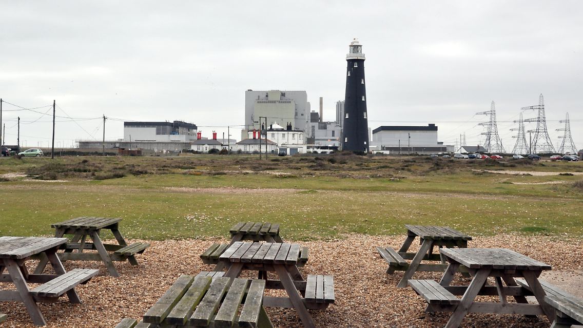 Picknikbänke des "Britannia Inn" stehen gegenüber einem der Atomkraftwerke in Dungeness, daneben der 1901 erbaute Leuchtturm.