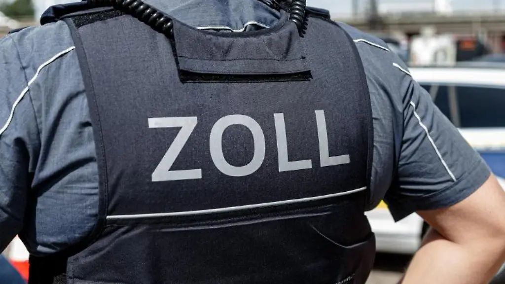 Ein-Beamter-traegt-waehrend-seines-Dienstes-eine-Schutzweste-mit-der-Rueckenaufschrift-Zoll