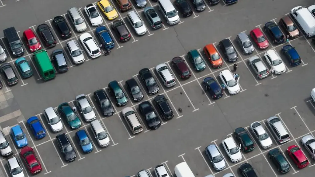 Zahlreiche-Autos-stehen-auf-einem-Parkplatz