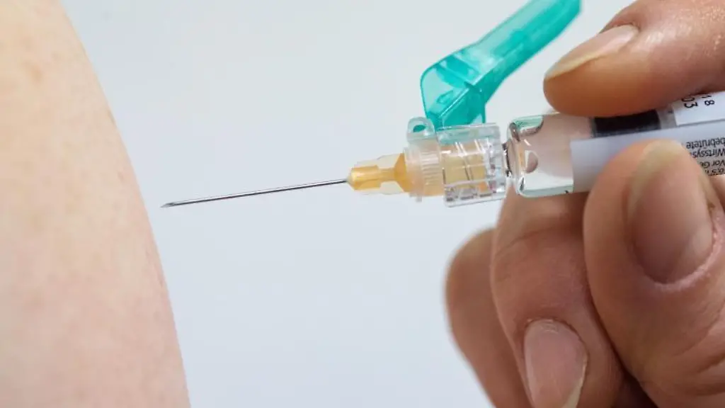 Ein-Arzt-impft-eine-Person-gegen-Grippe