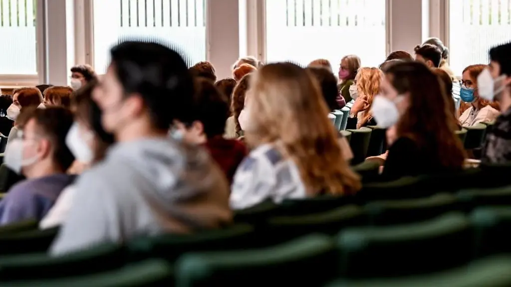 Studenten-sitzen-im-Audimax-einer-Universitaet