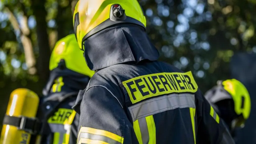Feuerwehrleute-stehen-zusammen-um-einen-Einsatz-zu-besprechen