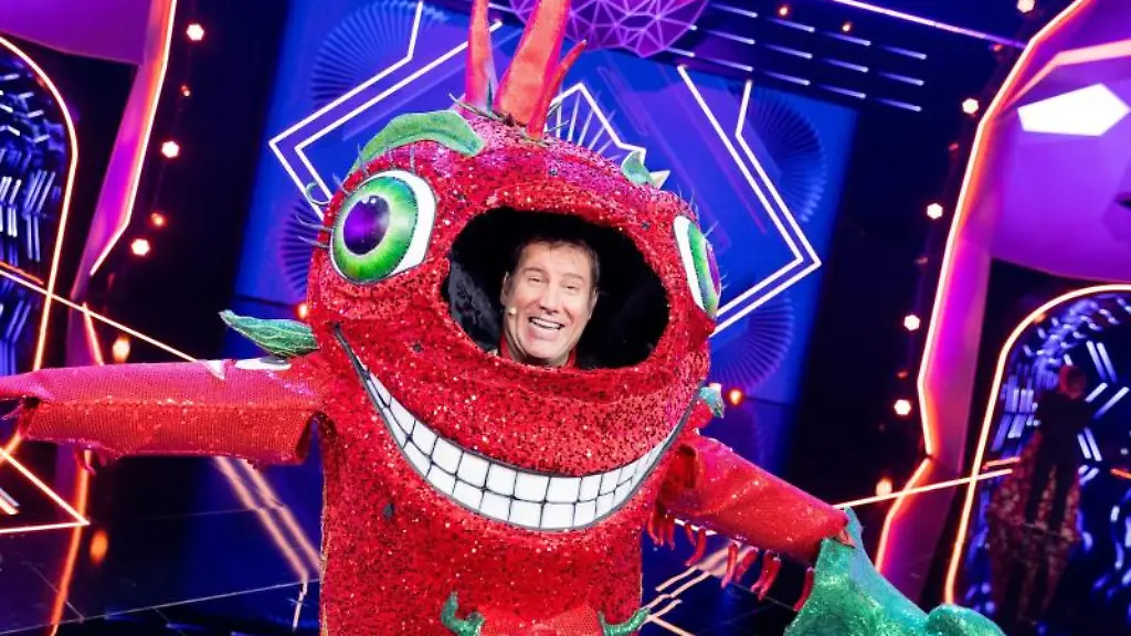 Jens-Riewa-Moderator-der-Tagesschau-steht-als-enttarnte-Figur-Die-Chili-auf-der-Buehne