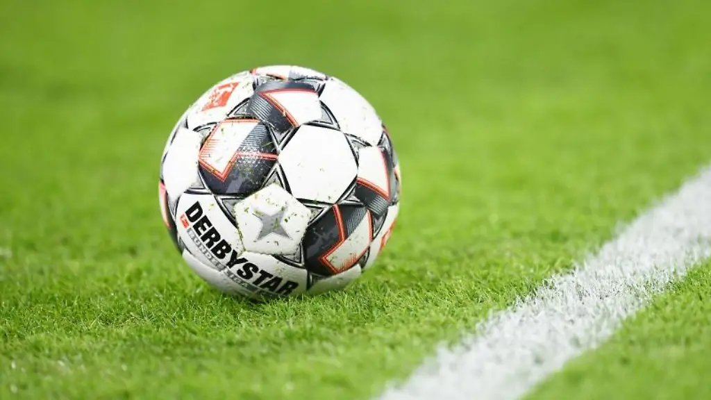 Ein-Fussball-liegt-auf-dem-Rasen