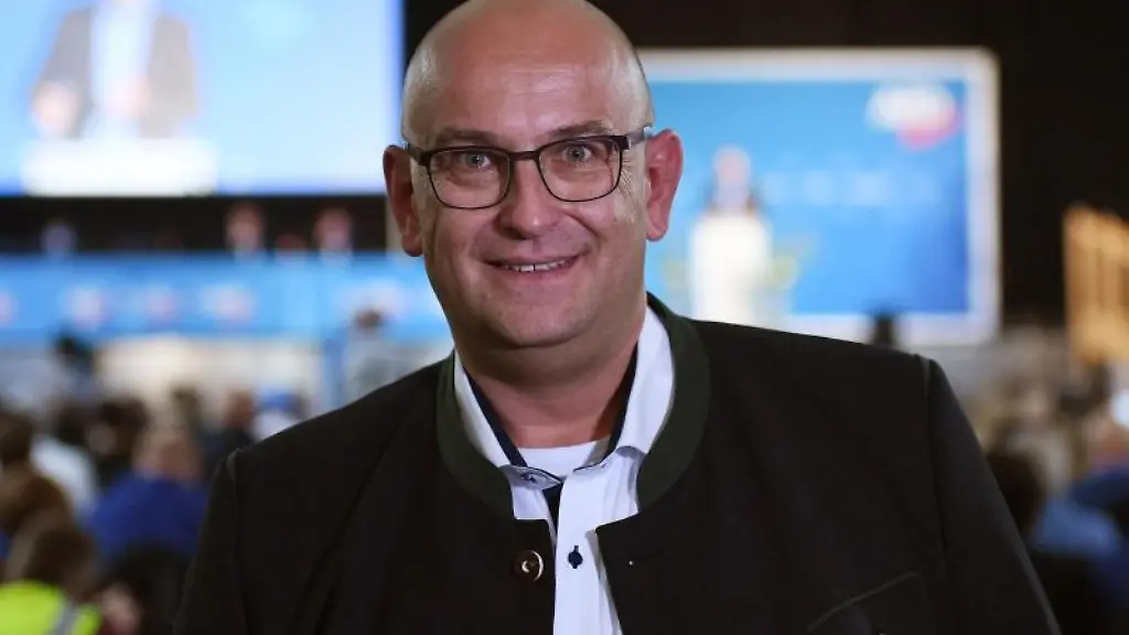 Der-Bundestagsabgeordnete-Stephan-Protschka-steht-nach-seiner-Wahl-zum-neuen-Vorsitzenden-der-AfD-Bayern-im-Saal