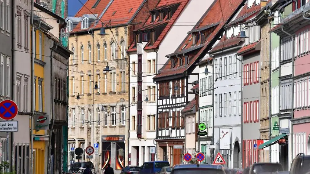 Wohnhaeuser-in-der-Johannesstrasse-im-Erfurter-Stadtzentrum