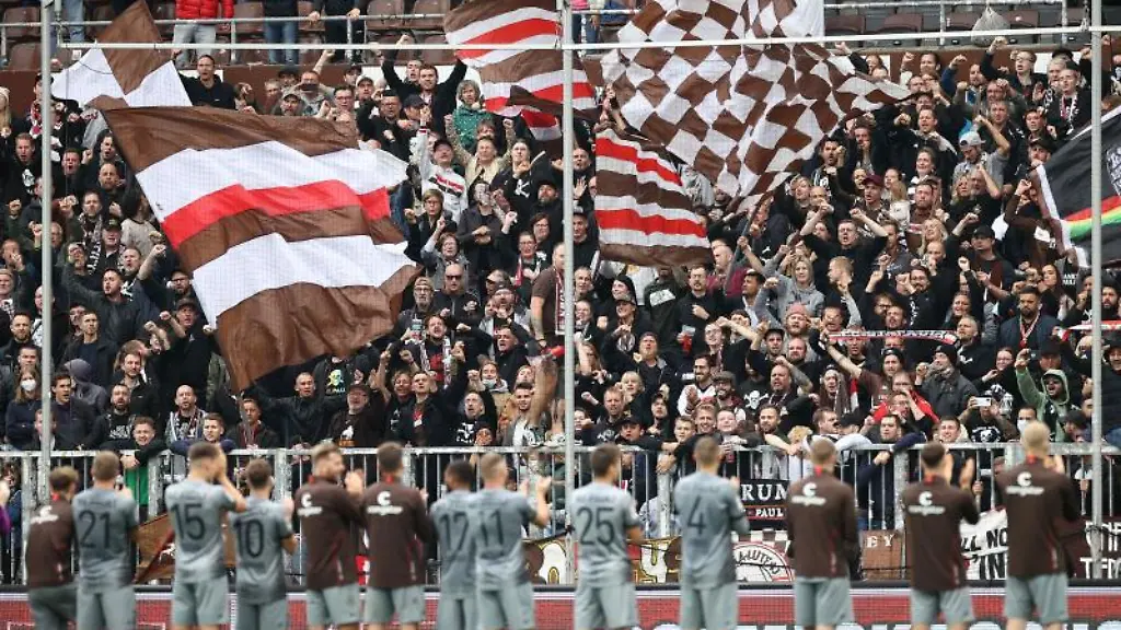 St-Paulis-Spieler-bedanken-sich-nach-einem-Spiel-bei-den-Fans-auf-der-Suedtribuene