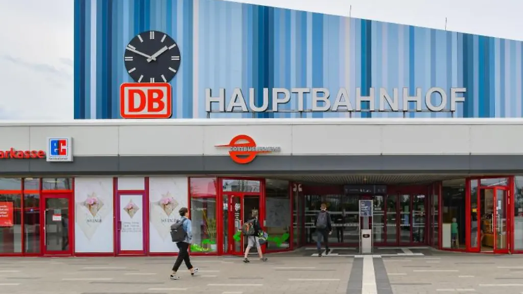 Blick-auf-das-sanierte-Gebaeude-des-Hauptbahnhofes-Cottbus
