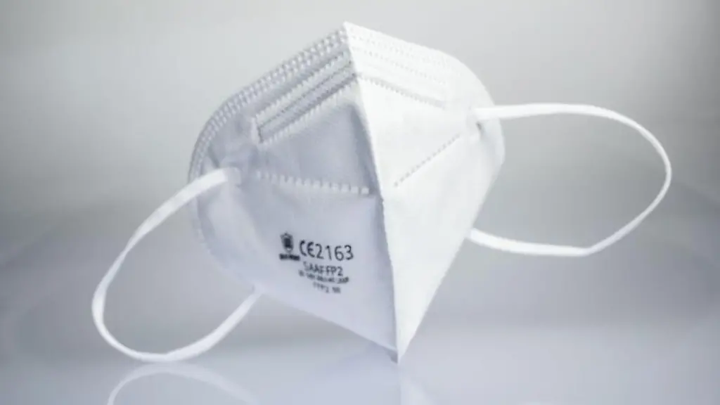 Eine-FFP2-Maske-liegt-auf-einem-Leuchttisch